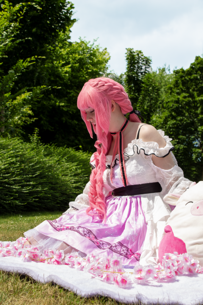 Bild von der Nikki Cosplayerin auf einer Decke ihr kleid zurechtlegen