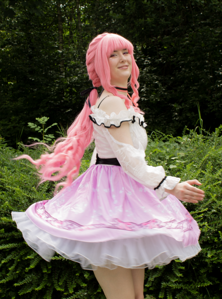 Bild von der Nikki Cosplayerin in dem sie sich dreht 